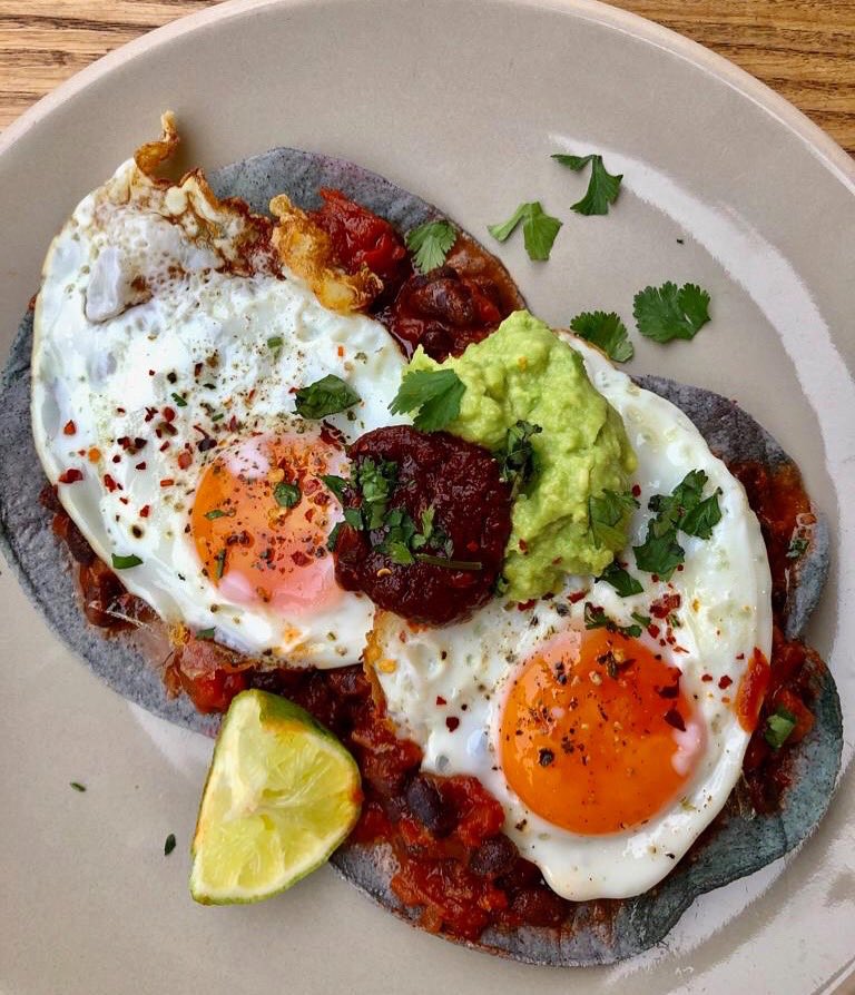 Ranchos style 🍳 💃🏽
Fried eggs on blue corn tortilla with chipotle spiced tomato and black bean sauce, and a healthy dollop of guacamole 👌🏽#mayfair