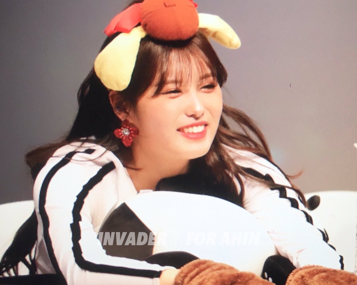 ah_invader's tweet photo. 190324 상암 팬싸인회 프리뷰

#모모랜드 #아인 #MOMOLAND #AHIN #モモランド #アイン @MMLD_Official

💪💪💪 https://t.co/oSymNGXiGI