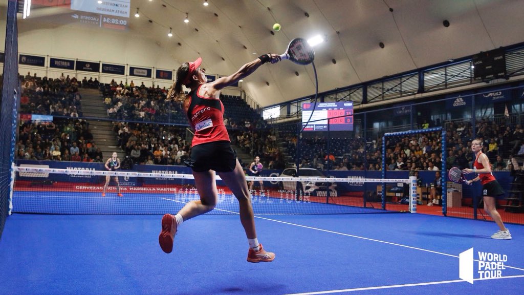 22Pitu22's tweet photo. Cuando un capitán @JuanAldayPizzi lo tiene claro y los timoneles @martamarreromar &amp; @martita_ortega hace cada una su juego pasa esto… ¡GANAN SU PRIMERA FINAL! 6/4 1/6 4/6 contra viento y marea allí están ell@s.
#MMsTeam #TeamMartas #WPTMArbellaMaster #Final https://t.co/5zC5H1QGv7