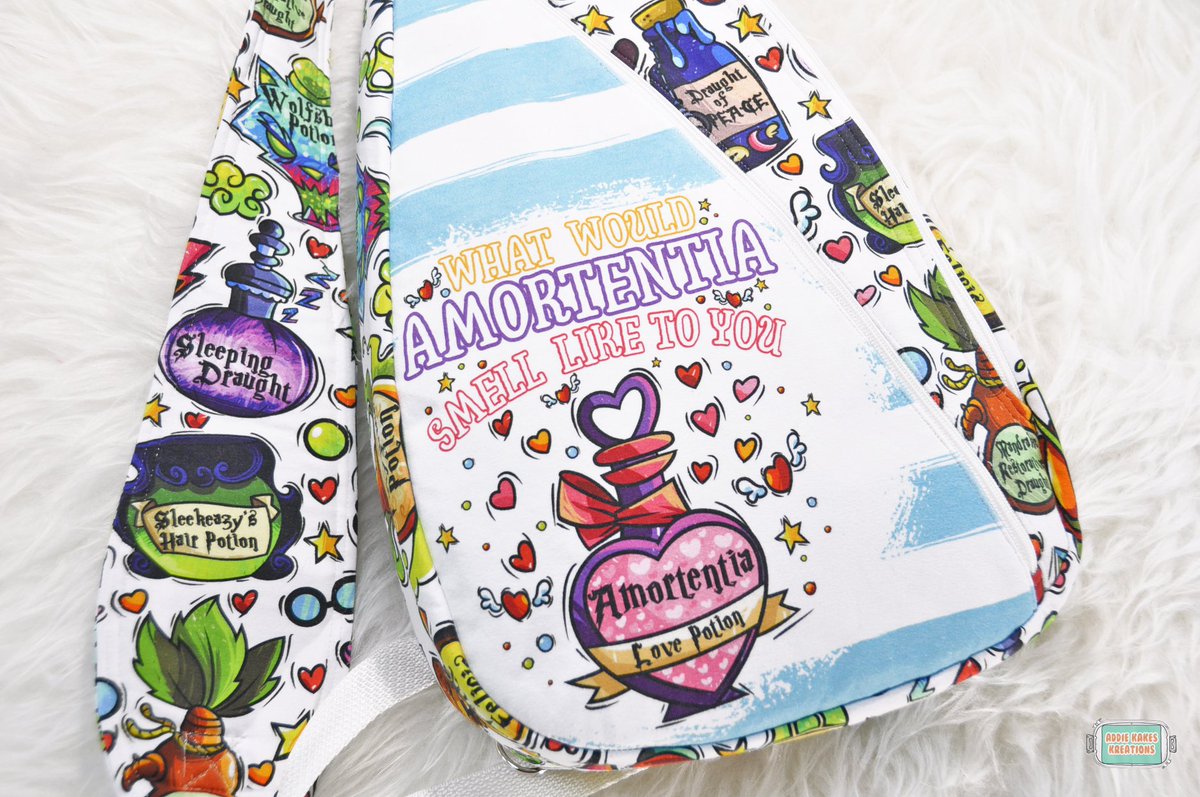 SewSweetness's tweet photo. I'm a huge Harry Potter fan, and so I absolutely loved this Park Sling Backpack made by Addie Kakes Kreations! The fabric is from @backstitch_fabrics
The Park Sling Backpack is a Video+PDF Pattern.
#sewsweetnesspattern #parkslingbackpack #sewsweetnessvideos #baglady #bagmaker https://t.co/Dr2QOaYtr2
