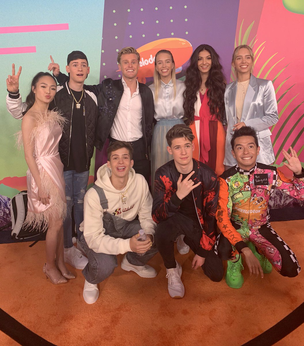NickelodeonBR's tweet photo. Squad reunido para o #KCA 2019! Qual celeb vocês querem ver no Orange Carpet? 😍 #KCASocialSquad @Joaoguiavila @AmiRodrigueZZ @lisaandlena @maxandharvey @kajleroy @BonifacioAc https://t.co/V2r6Nygiqn