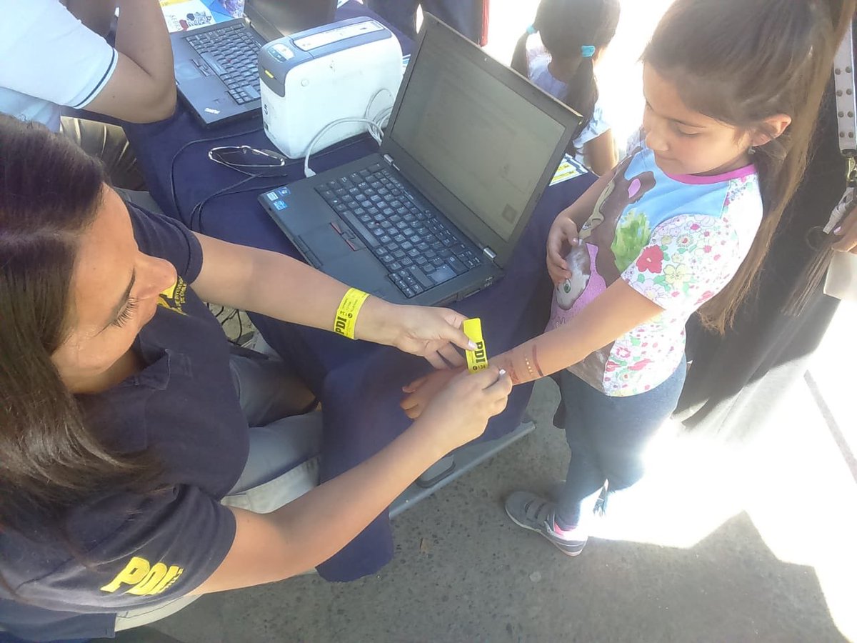 PDI_Maule's tweet photo. Hoy continuaremos implementando nuestra campaña Seguridad en Brazalete en Fiesta de la Vendimia en la Plaza de Armas de #Curicó 

#Briup 
#CampañaSebra
#SeguridadEnBrazalete
#FiestaDeLaVendimia2019 https://t.co/cFnF1vIxs0