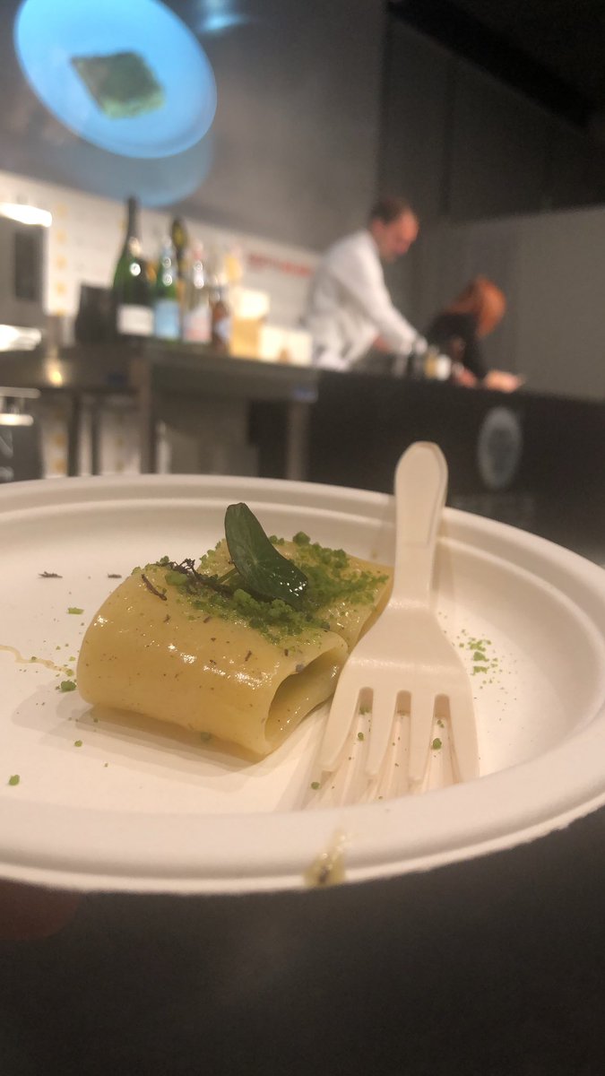Pasta_Felicetti's tweet photo. Danilo Ciavattini interpreta #memoriedipasta con due piatti del territorio viterbese, dalla campagna ai profumi di mare.
Coinvolgente e poetico #igimi19
#MonogranoFelicetti @identitagolose https://t.co/FEsFfOfGSu
