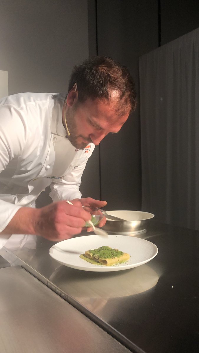 Pasta_Felicetti's tweet photo. Danilo Ciavattini interpreta #memoriedipasta con due piatti del territorio viterbese, dalla campagna ai profumi di mare.
Coinvolgente e poetico #igimi19
#MonogranoFelicetti @identitagolose https://t.co/FEsFfOfGSu
