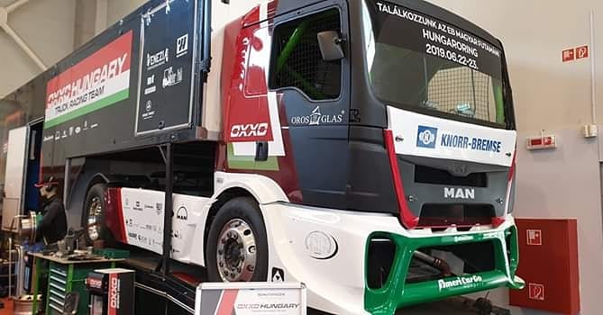 TruckRacing_es's tweet photo. #WeLoveTruckRacing 
El @OXXORacing está de vuelta!!!
Tras anunciar hace unos meses a su nuevo piloto, el joven húngaro de 21 años Bendegúz Molnár, ahora presenta su nuevo camión, un MAN TGS ex Lenz en 2018 con el cual… https://t.co/4dZ352Gey3
#TruckRacing #OxxoEnergy #Oxxo #ETRC https://t.co/Alt7bi4SRH