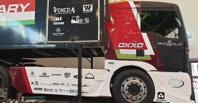TruckRacing_es's tweet photo. #WeLoveTruckRacing 
El @OXXORacing está de vuelta!!!
Tras anunciar hace unos meses a su nuevo piloto, el joven húngaro de 21 años Bendegúz Molnár, ahora presenta su nuevo camión, un MAN TGS ex Lenz en 2018 con el cual… https://t.co/4dZ352Gey3
#TruckRacing #OxxoEnergy #Oxxo #ETRC https://t.co/Alt7bi4SRH