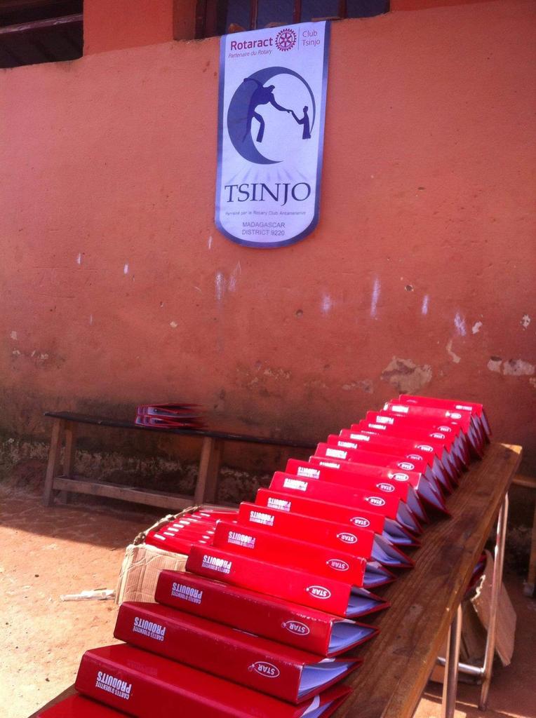 RotaractTsinjo's tweet photo. Ce mercredi 20 mars 2019: le #Rotaract Club Tsinjo a fait un don d'une centaine de classeurs remplis de feuilles aux élèves du Lycée/CEG/EPP Andoharanofotsy en partenariat avec l'association Vehivavy Liam-pandrosoana. 
#rotary #d9220
#BeTheInspiration
#peopleofaction https://t.co/XtNlBejNIR