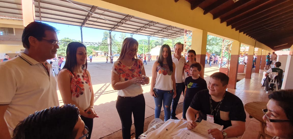 780AM's tweet photo. #InternasCDE La precandidata de la #ANR Lilian González de Aguinagalde también depositó su voto. Gentileza. #RadioParque #780AM https://t.co/uDRy1N18ah