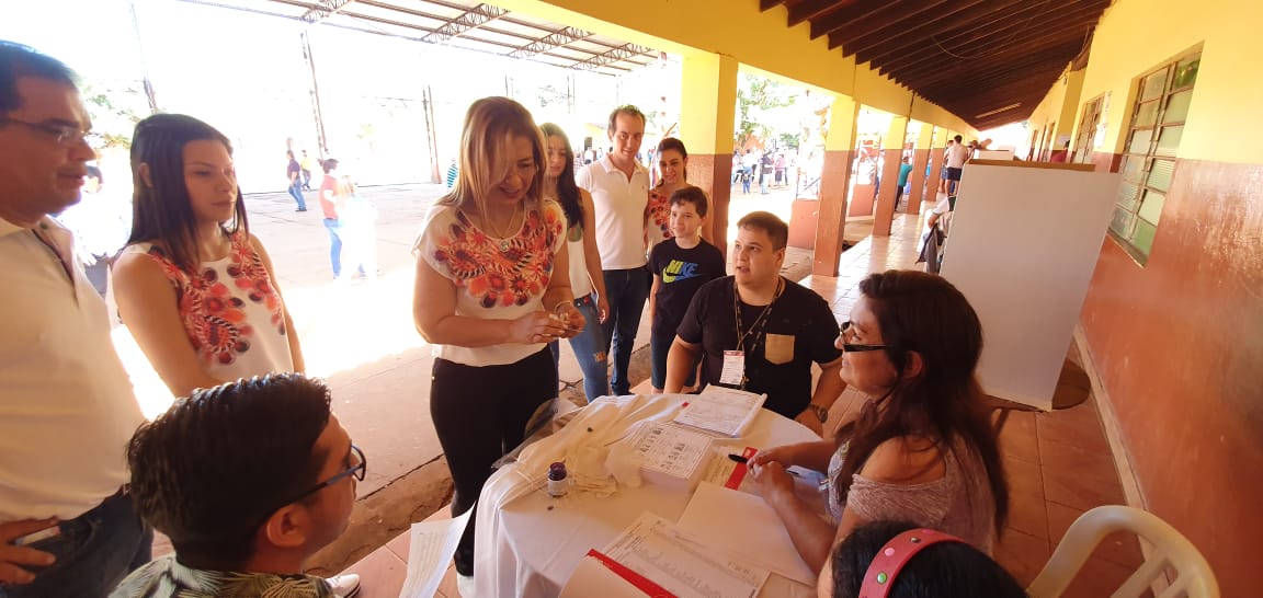 780AM's tweet photo. #InternasCDE La precandidata de la #ANR Lilian González de Aguinagalde también depositó su voto. Gentileza. #RadioParque #780AM https://t.co/uDRy1N18ah