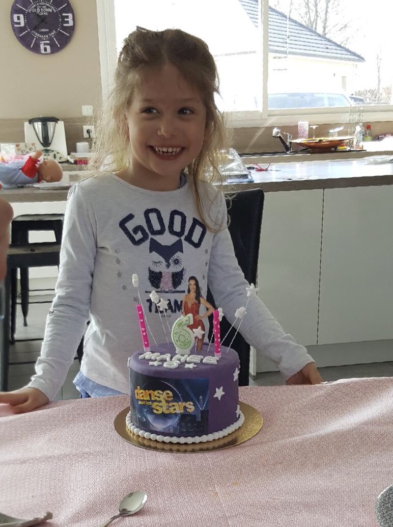 saboo71's tweet image. Un anniversaire avec comme elle le rêvait un gâteau à l effigie de son idole @DenitsaOff