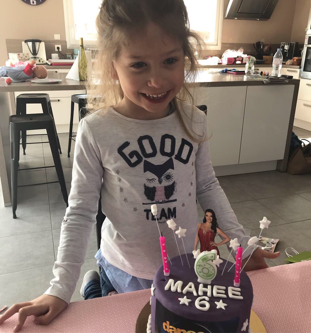 saboo71's tweet image. Un anniversaire avec comme elle le rêvait un gâteau à l effigie de son idole @DenitsaOff