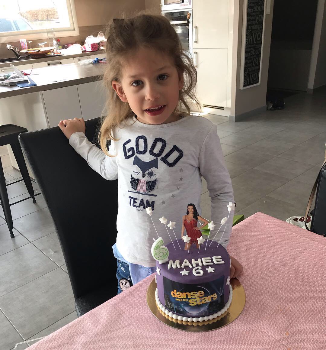 saboo71's tweet image. Un anniversaire avec comme elle le rêvait un gâteau à l effigie de son idole @DenitsaOff