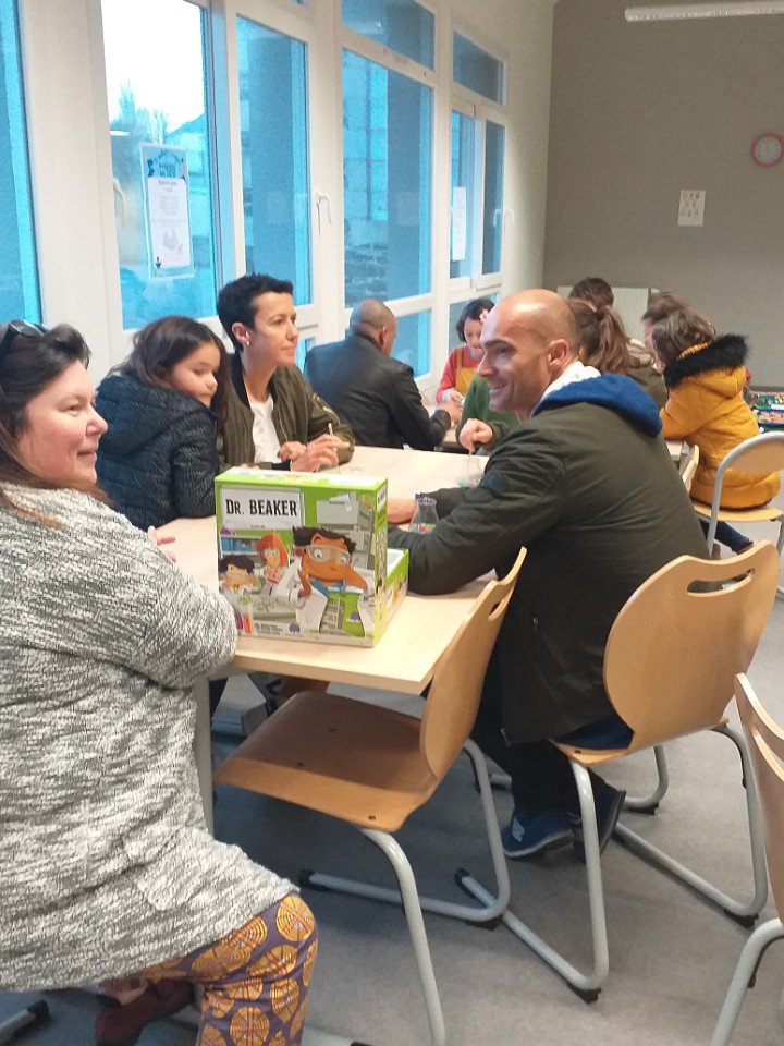 CollegeYves's tweet photo. Soirée jeux organisée par l APEL de notre ensemble scolaire Notre-Dame-Saint-Yves et la Ludothèque de Langoat pour les jeunes de 2 à 102 ans. Quel succès intergénérationnel hier soir ! #apel #Tréguier #ddec22 #Réenchantement https://t.co/eq2FCZWfKD