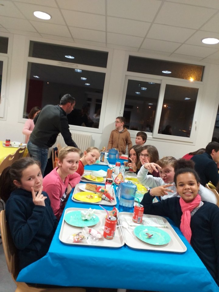 CollegeYves's tweet photo. Soirée jeux organisée par l APEL de notre ensemble scolaire Notre-Dame-Saint-Yves et la Ludothèque de Langoat pour les jeunes de 2 à 102 ans. Quel succès intergénérationnel hier soir ! #apel #Tréguier #ddec22 #Réenchantement https://t.co/eq2FCZWfKD
