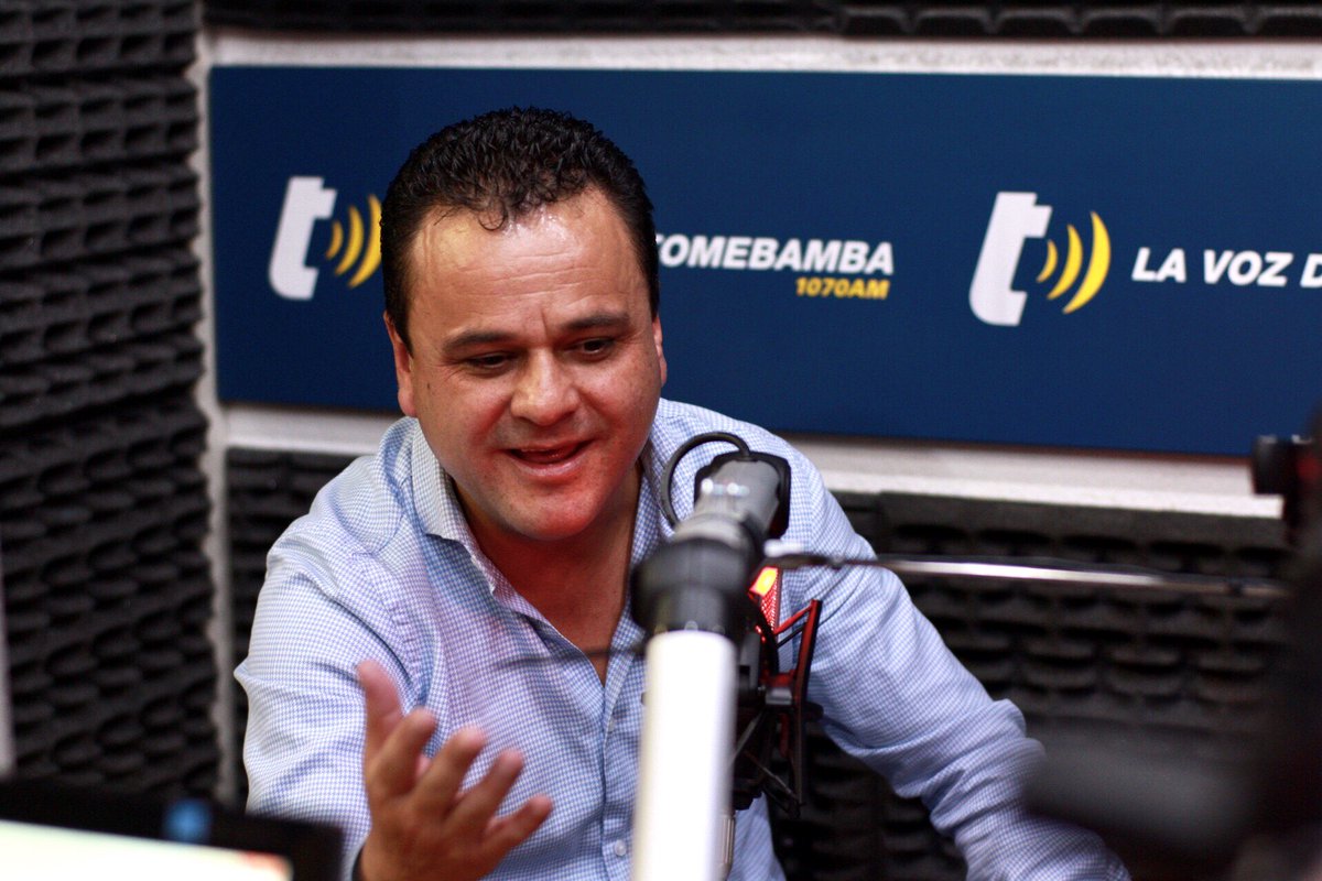 EstebanBernalB's tweet photo. Al AIRE en radio @tomebamba.

El #Azuay necesita un ser humano con temperamento y liderazgo.

Por eso trabajaremos en conjunto, en unidad por una provincia con #ObrasDeVerdad 

🔴82-21🔵
#BernalPrefecto https://t.co/jsB4qViQtv