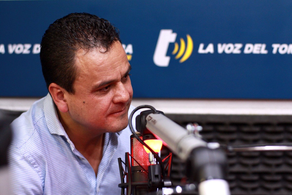 EstebanBernalB's tweet photo. Al AIRE en radio @tomebamba.

El #Azuay necesita un ser humano con temperamento y liderazgo.

Por eso trabajaremos en conjunto, en unidad por una provincia con #ObrasDeVerdad 

🔴82-21🔵
#BernalPrefecto https://t.co/jsB4qViQtv
