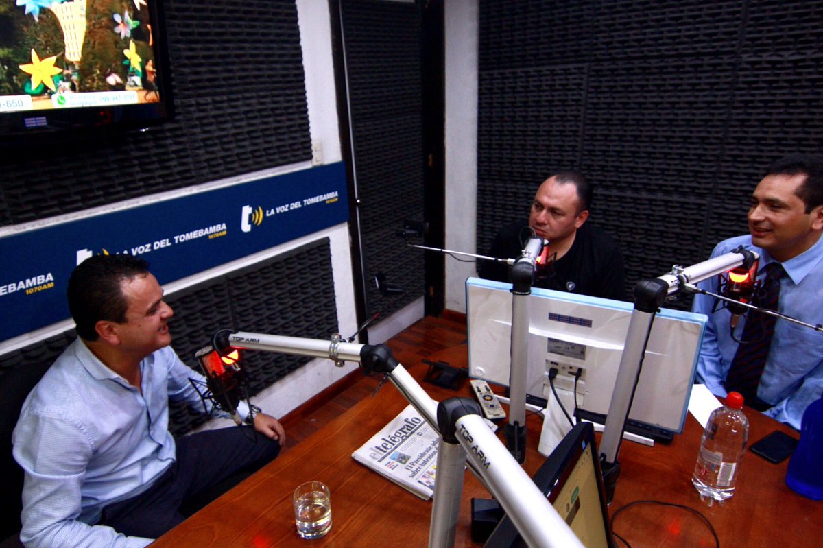 EstebanBernalB's tweet photo. Al AIRE en radio @tomebamba.

El #Azuay necesita un ser humano con temperamento y liderazgo.

Por eso trabajaremos en conjunto, en unidad por una provincia con #ObrasDeVerdad 

🔴82-21🔵
#BernalPrefecto https://t.co/jsB4qViQtv