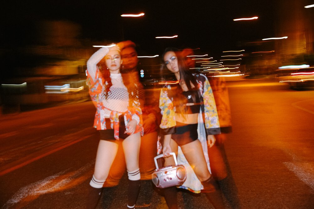 teluuma's tweet photo. 🧡❤️🧡
photo： @ri_sa_1108
hair&amp;make： @ryuhey0820 @_esjill_leo_
#portrait #model #okinawa #koza
#ラジカセなつかしい w https://t.co/PFFG6TQcpz
