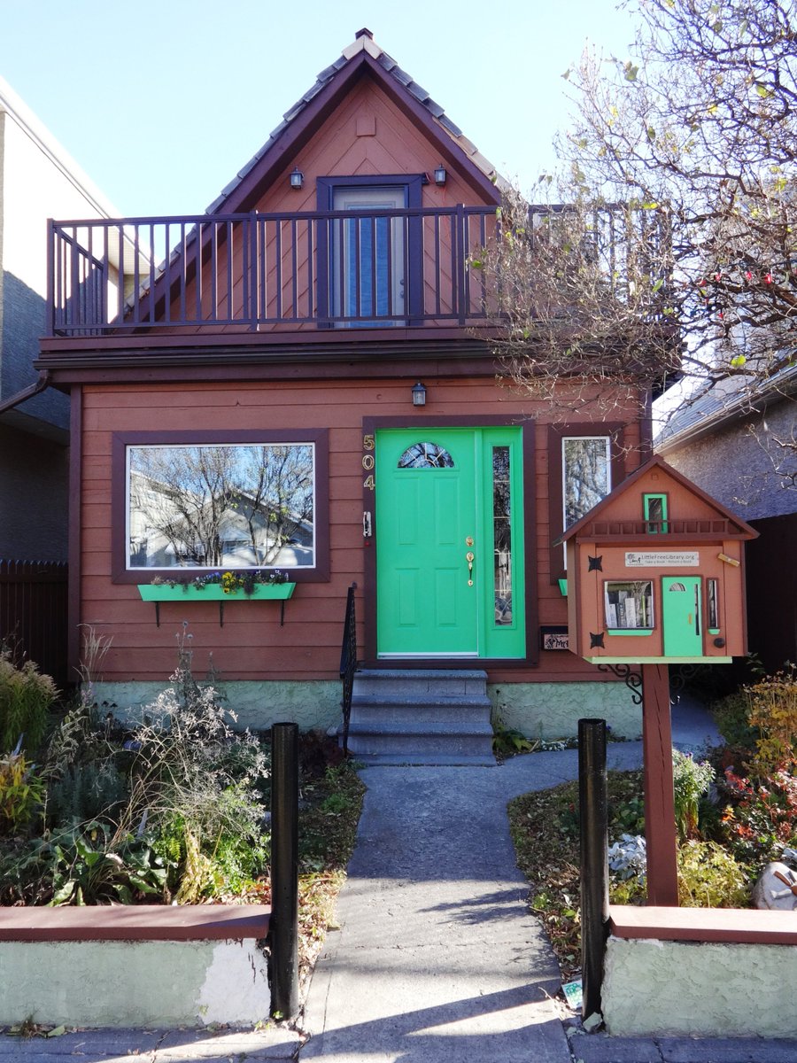 AlanZakrison's tweet photo. In the relatively obscure category of #littlefreelibrarieswithminimes in #YYC, we present these ones, found in the communities of Bridgeland, Mount Royal and Hillhurst. What do you think: should our #bigfreelibrary have a Mini-Me too? https://t.co/wUTBzn2uhl