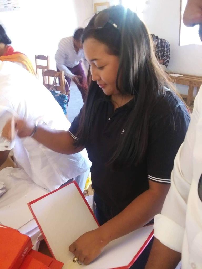 RotaractTsinjo's tweet photo. Ce mercredi 20 mars 2019: le #Rotaract Club Tsinjo a fait un don d'une centaine de classeurs remplis de feuilles aux élèves du Lycée/CEG/EPP Andoharanofotsy en partenariat avec l'association Vehivavy Liam-pandrosoana. 
#rotary #d9220
#BeTheInspiration
#peopleofaction https://t.co/XtNlBejNIR