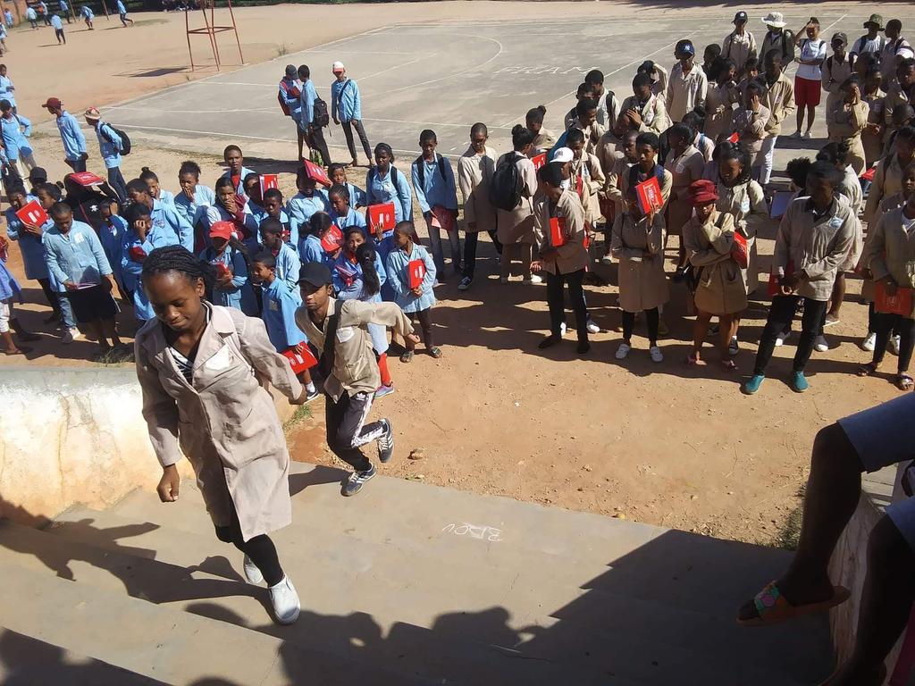 Ce mercredi 20 mars 2019: le #Rotaract Club Tsinjo a fait un don d'une centaine de classeurs remplis de feuilles aux élèves du Lycée/CEG/EPP Andoharanofotsy en partenariat avec l'association Vehivavy Liam-pandrosoana. 
#rotary #d9220
#BeTheInspiration
#peopleofaction