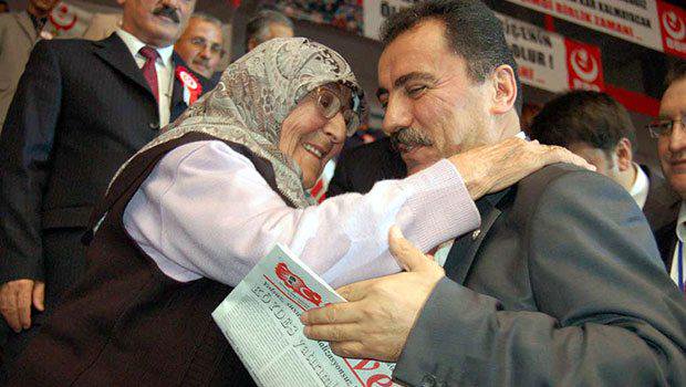 zelEgitimci1's tweet photo. Oğlum Muhsin'i ne zaman çağırsam "Anne devlet,millet çağırdı." derdi ve giderdi.
Bir kere o devleti çağırdı kimse gelmedi...

-Şehit Muhsin Yazıcıoğlu'nun annesi Fidan Yazıcıoğlu

#MuhsinYazıcıoğlu https://t.co/r8cRd0cpmC