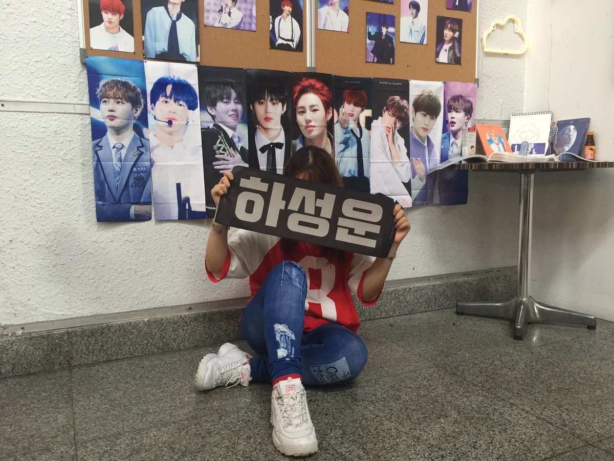 godsungwoonn's tweet photo. went to #withcloud322 event and i legit screamed at the amount of slogansππ€© the corner is well decorated and itβs so beautiful not forget to mention the cloud light tho, so cute! πβοΈ https://t.co/6HBdy7CDbD