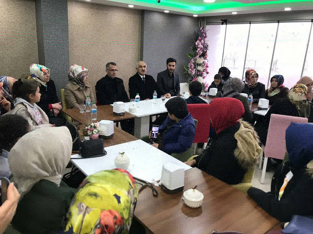 ziyabuyankara's tweet photo. Patika Cafe' de hanım kardeşlerimiz ile bir araya geldik. Sorunlarını dinleyip çözüm önerilerimizi ve projelerimizi anlattık. İlgi ve alakalarından ötürü teşekkür ediyorum. https://t.co/yEjYubyjYd