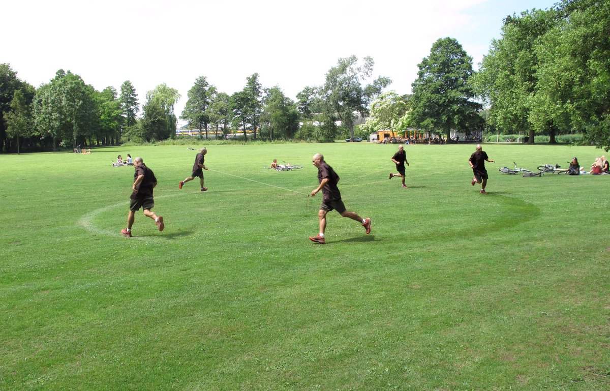 🏃‍♀️ Courir et créer : l’artiste Jeroen Jongeleen invite le public à participer à sa performance le 6 avril à #caen - inscription : courir@palmafestival.com Infos : urlz.fr/9gGV #arturbain #running #courir #jeroenjongeleen #palmafestival #palmafestivalcaen