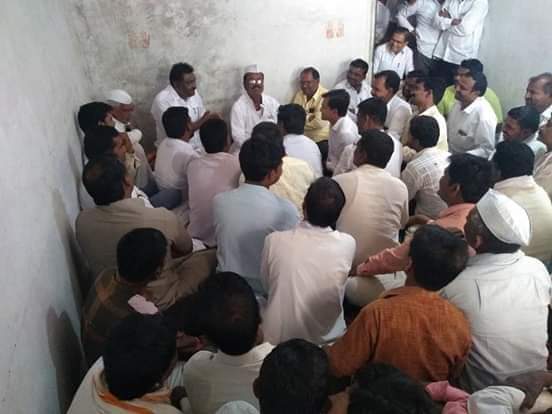 Ad_Prakash_Bade's tweet photo. मा.खा. प्रितमताई मुंडे यांच्या प्रचारार्थ 
वारणी /लोणी /जिल्हा परिषद गणामधील प्रमुख 
कार्यकर्त्यांच्या बैठकीला मार्गदर्शन करताना लोकनेते 
आमदार सुरेश आण्णा धस व उपस्थित सर्व पदाधिकारी 
कार्यकर्ते.
@Pankajamunde @DrPritamMunde 
@BeedBjp @DhasSuresh https://t.co/uEPar8jio9