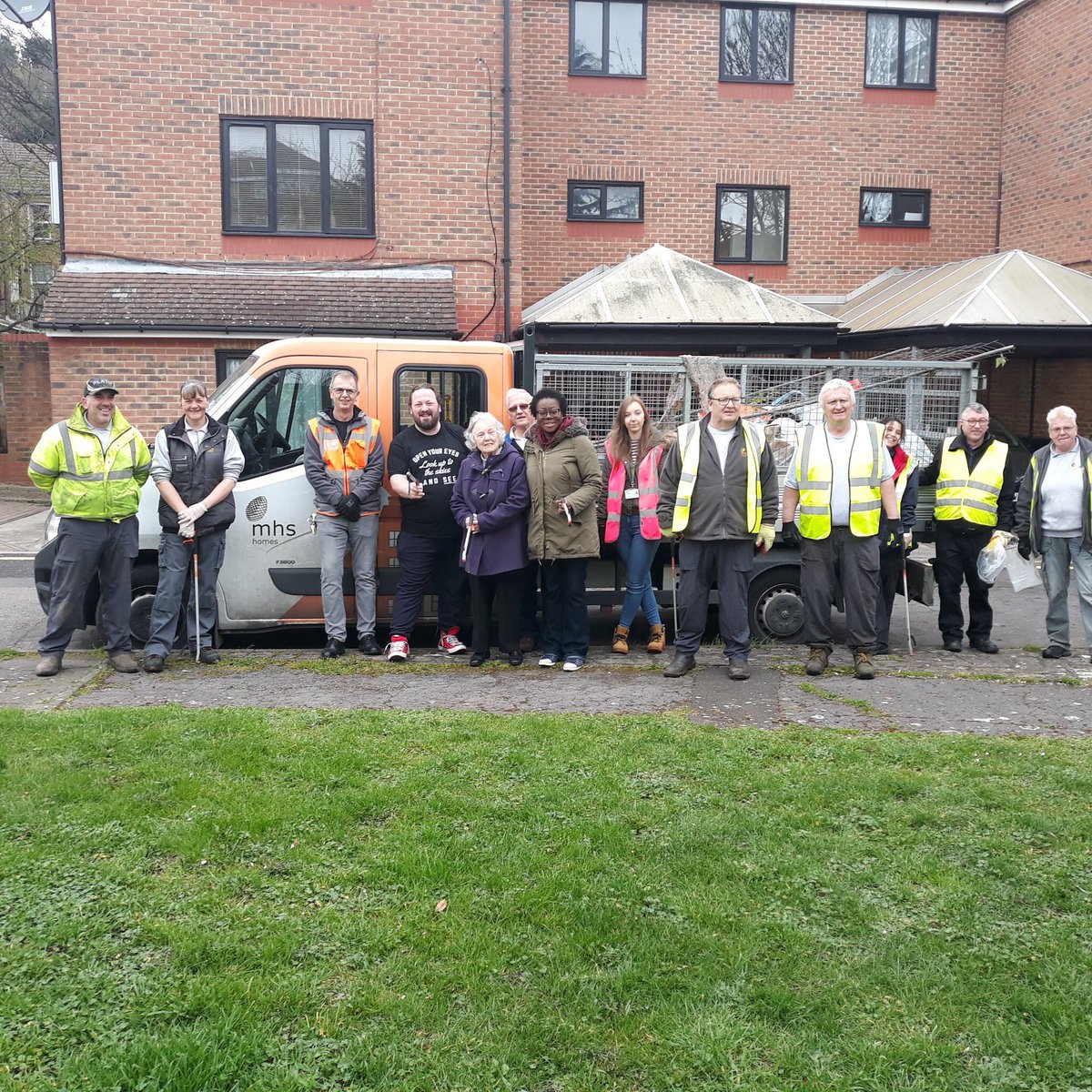 ajpaterson's tweet photo. So many #LitterHeroes out across Medway this weekend. A great turnout in #RochesterWest, #Gillingham and #ChathamCentral among others. Our communities can achieve incredible things together. Thanks to the council staff spotted in pictures posted from various wards. #WeAreMedway https://t.co/MSc4RutxvS