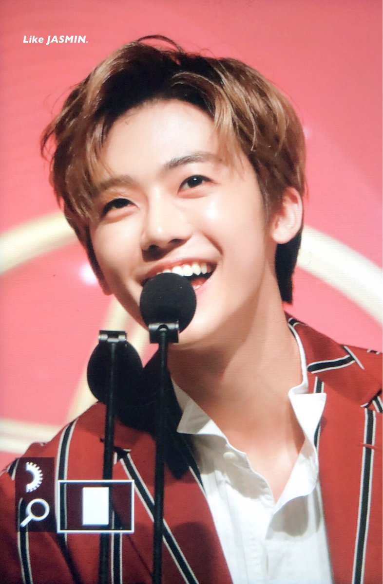 najaeminpics's tweet photo. jaem accepting his first award since his debut- and its a daesang😭😭 https://t.co/ZIF3i2SbDJ