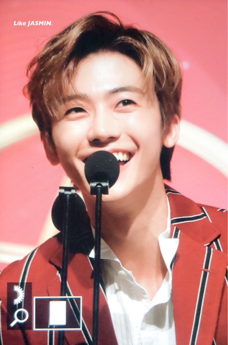 najaeminpics's tweet photo. jaem accepting his first award since his debut- and its a daesang😭😭 https://t.co/ZIF3i2SbDJ
