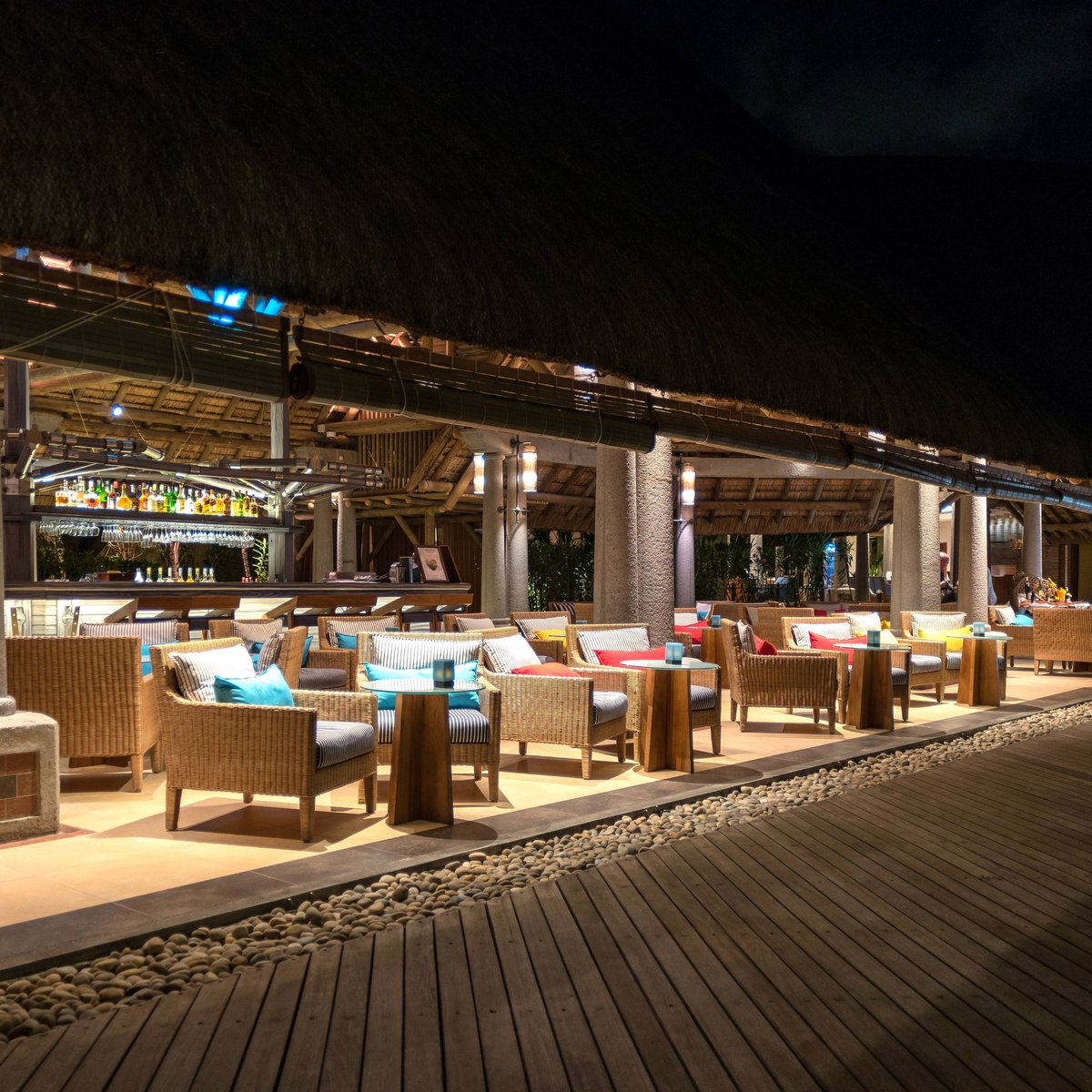 Sandssuites's tweet photo. Complement your evening with music and cocktails at the Dolphin Bar.
#sandssuitesresortandspa #dolphinbar #sandsmoments #travel #holidays https://t.co/vKDkkY19ym