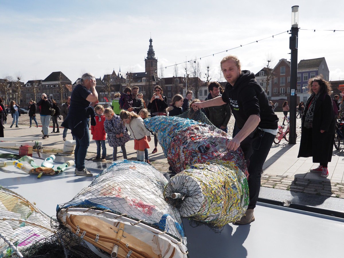 GreenpeaceNL's tweet photo. De tenten puilen uit en de standhouders met plasticvrije producten doen goede zaken. Ondertussen bieden kinderen plastic monsters aan. Die gaan mee op ons schip: op weg naar een producent van dit soort wegwerpplastic! Wie dat is? Stay tuned! #plasticmonster #plastival #nijmegen https://t.co/gSeZklWioB