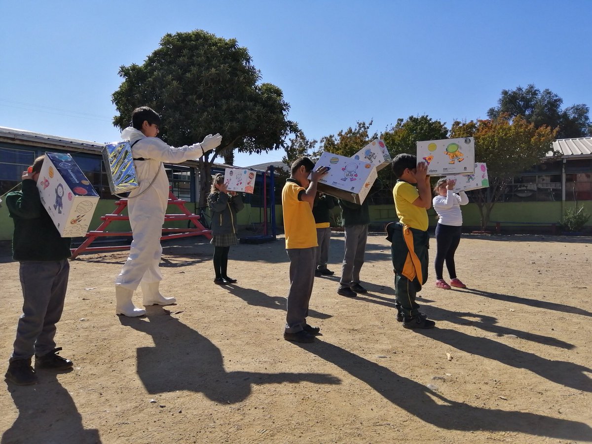 ExploraMaule's tweet image. #SanJavier: Niñas y niños de la Escuela Justa Narváez realizan una observación solar con sus #AstroBox para celebrar el @DiaAstronomiaCL