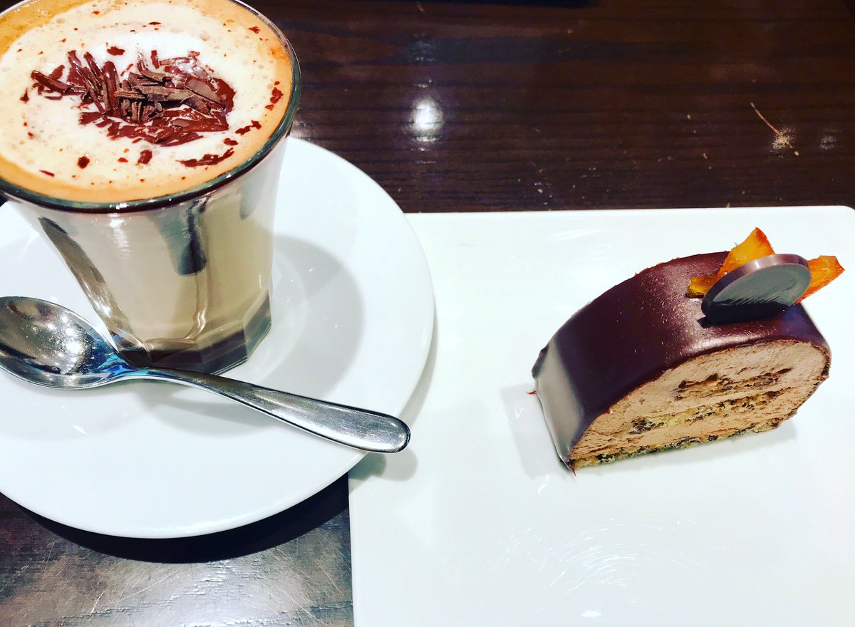 degibo's tweet photo. 画廊巡りの後、リンツ ショコラ カフェに寄って甘いもので休憩しました。オランジェのチョコレートケーキ ブランデー入りと、チョコレートチップのコーヒー。満足でした(^^)
After visiting the art gallerys, I stopped by a #Lints #chocolat #cafe for a sweet break. https://t.co/XL4q9pCrxS