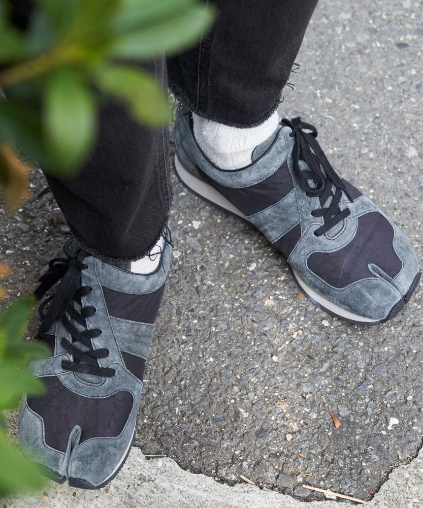 rebirth_project's tweet photo. 【3月下旬入荷! Sustainable SPEC 002】
日本生まれの新しい足袋型ジャーマントレーナー!ナイロン部分は自動車のエアバッグを再利用しています。
https://t.co/oJpPlnpC5l
#makerhood #lafeet #足袋 #足袋スニーカー #madeinjapan #エアバッグ https://t.co/BGCXRoL0CE