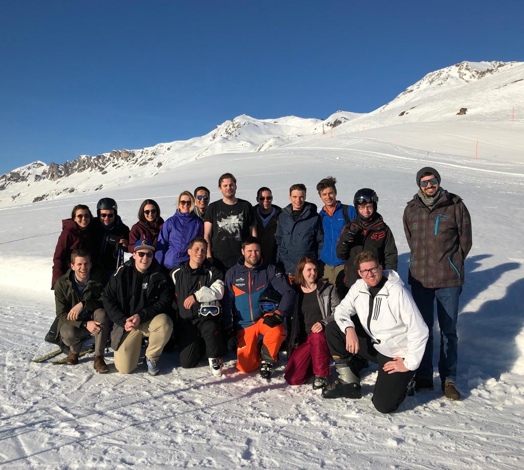 DieJungeMitteCH's tweet photo. Ausnahmsweise mal keine Politik: Ski-Weekend der Jungen CVP Schweiz. #jcvp #jdc #TeamOrange https://t.co/bhVlO6DwIS