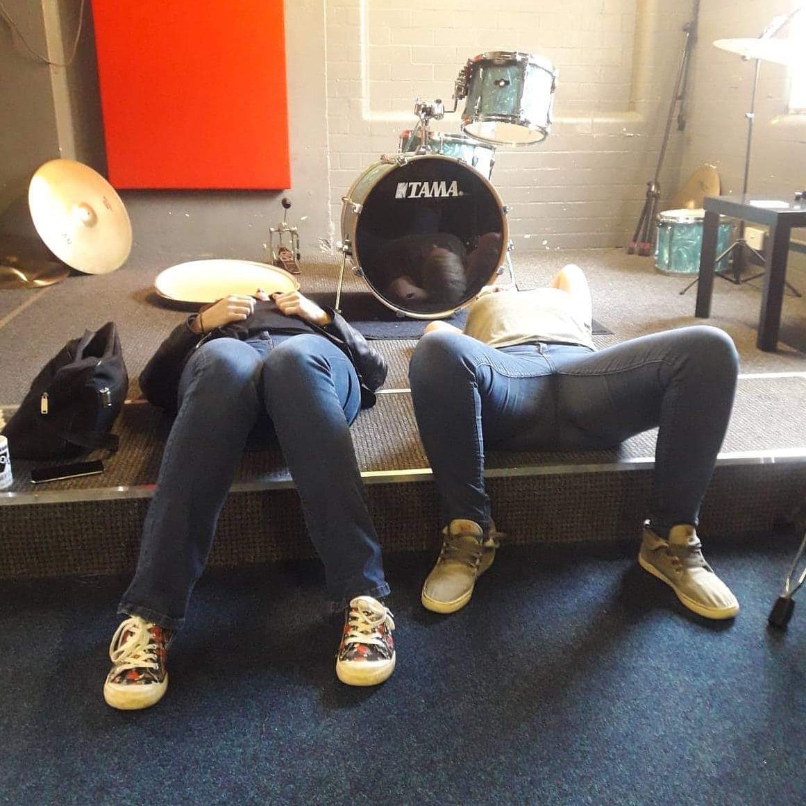 insidePRIMER's tweet photo. We make this recording lark look glamorous.
#recording #wednesbury #downtime #drumshell #tama #rocketdog #drummer #vocalist #singer #classybirds #sabian #cymbals #bluejeans #bums https://t.co/mdKh2FoJCM