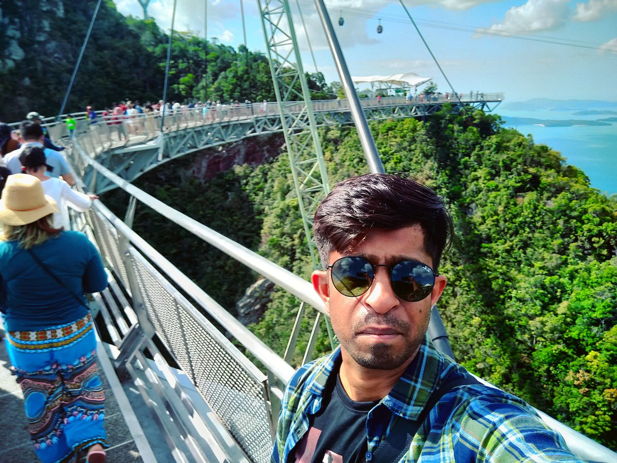 iam_solanki's tweet photo. Mujhe height se dar Ni lagta👻😂😂🤑
#skybridge #langkawi_island #langkawi #langkawidiary #malaysia🇲🇾 #holidayphotos #travelling #travelblogger #photos #nature #naturephotography #naturebloggers #naturelover https://t.co/43THo8rVz4