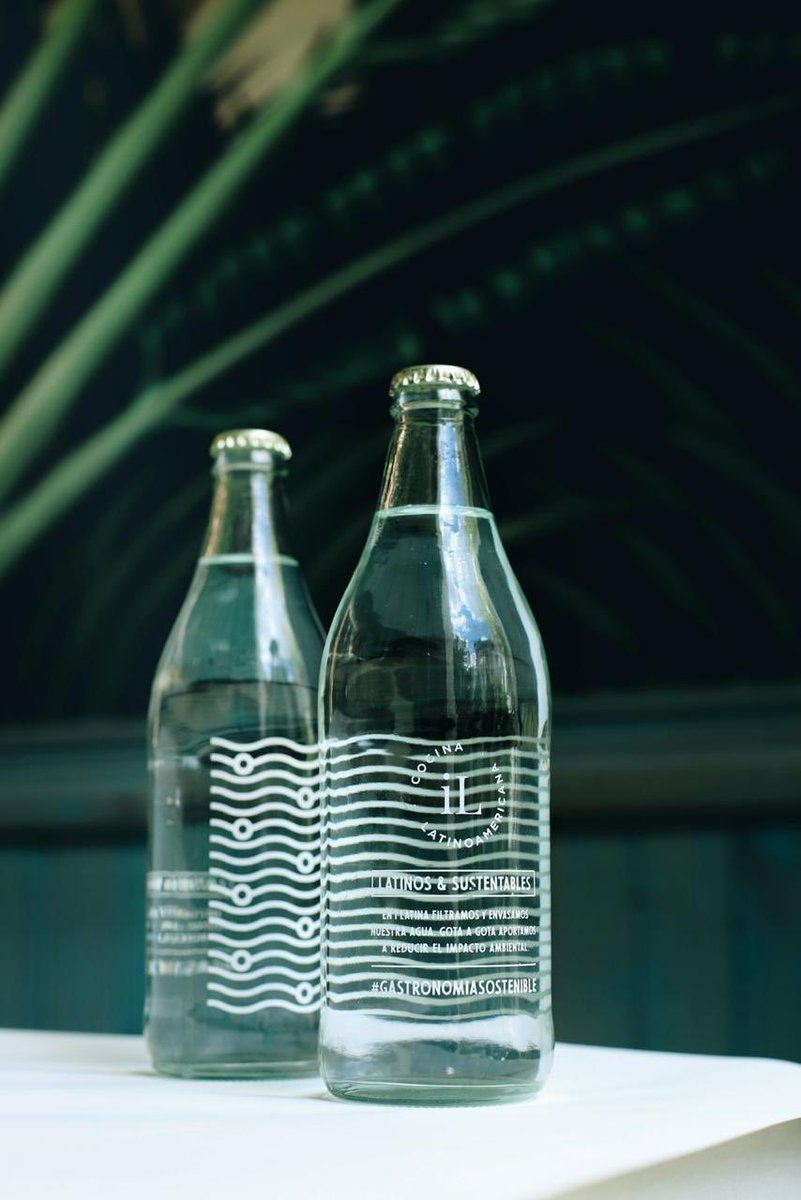 Nuestras aguas son filtradas y envasadas en el restaurante. De esta manera reducimos el impacto ambiental que genera la compra y transporte de aguas envasadas. Muy contentos de poder ofrecerlas cada noche. ¡Orgullosos de trabajar cada día hacia una gastronomía más sostenible!