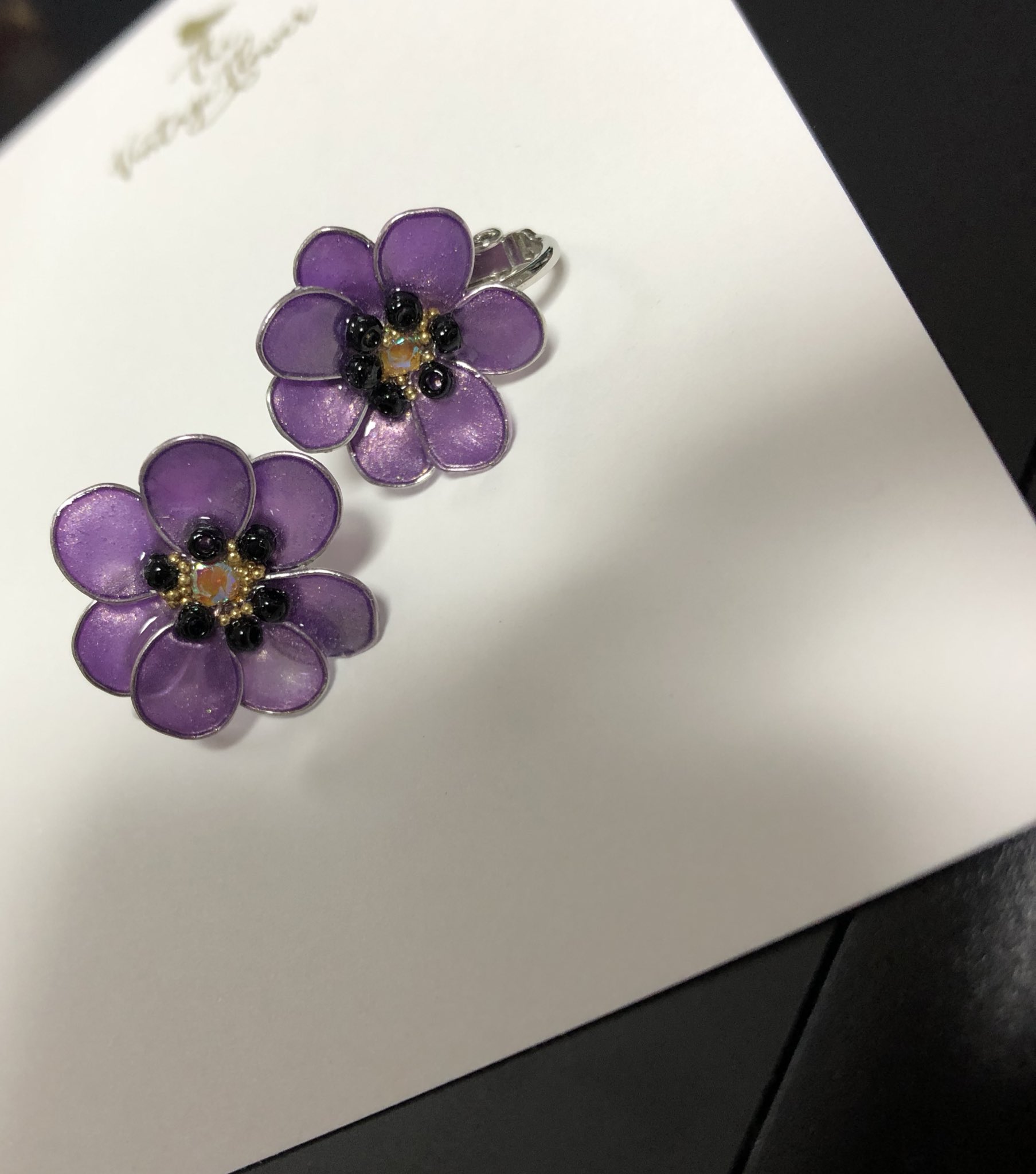 桜井原稿しろ 紫アネモネのイヤリングをお迎えしたのです 写真一切の加工なしでこの発色 T Co A5zk4wi2de Twitter