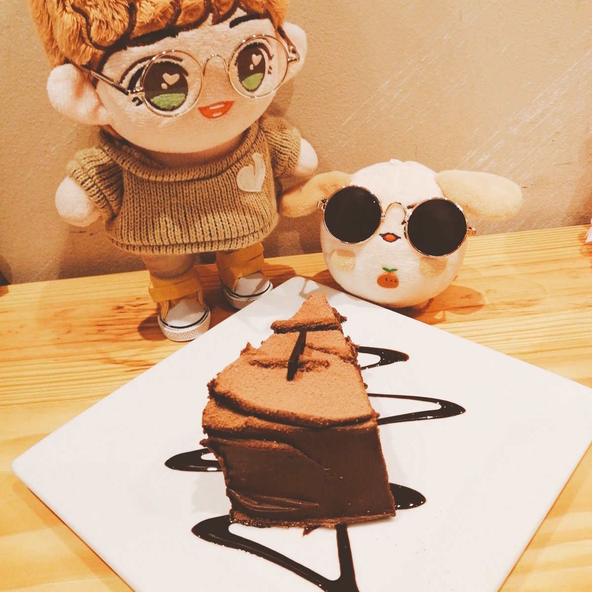 ParkSiblings61's tweet photo. [🥧]

Dessert for the day! Dark Chocolate mouse for this hungry babies 💕

#exodoll #exomininanydoll #lamee #chanyeoriever #chanyeoldoll #fishcakechan https://t.co/GsIBDKyXJk