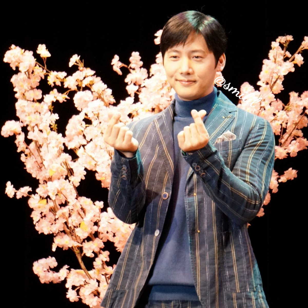Keguril_pricri's tweet photo. イサンウさんのファンミ京橋OBP円形ホールへ。結局別途料金払って集合写真も撮ってしまった😅ﾊﾊﾊ
なんと穏やかな方なのか!!😲悩みは無い、嫌な事があっても腹を立てる事も無い。ただ三色団子🍡は口の中がネチャネチャしてお気に召さなかった模様www #이상우 #leesangwoo #李尚禹 #イサンウ #팬미팅 https://t.co/PuhwjxE4hf