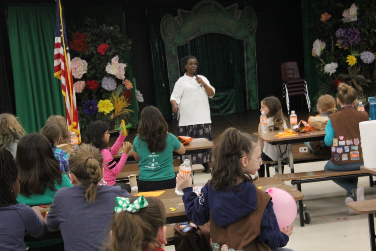 GSAmeliaM's tweet photo. Had a wonderful badge workshop attended by @gsnetx  and @topgirlscouts focused on prosthetic engineering. The girls loved hearing from special guest speaker Eunice Agoki, an amputee and @Prosthetic_Org  recipient. https://t.co/oG2tyXY4tM