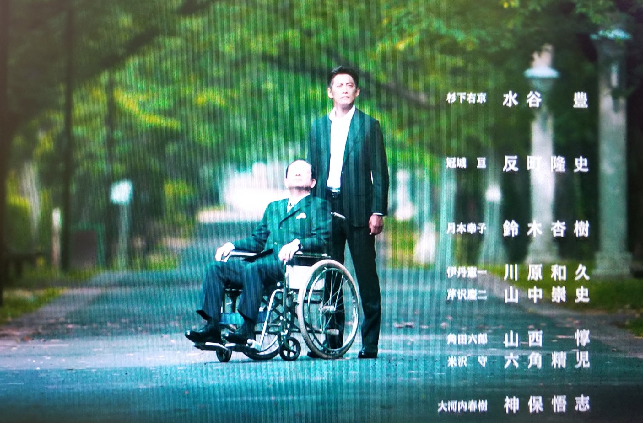 パルpartenaire 19撮影頑張ってほしい 前回も言った気がするのだが 橋本監督が足してくれたこのシーンが最後の見たかったシーンのもう1つです このシーンで 冠城が車椅子にかけた手を離して右京さんの後ろで手を後ろに回して立つ 右京さんを守るよう