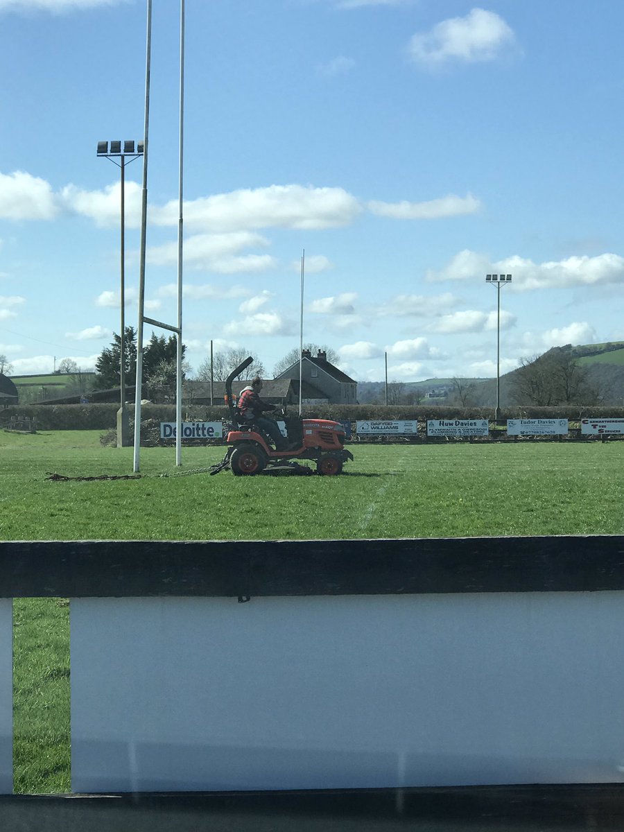 Sunday is a rest day...

Not for our chairman Huw Harries, perfect example of a top clubman! Working behind the bar last night, now sorting the pitch out today 👌

Massive #teulunant member! 

Wonder if @jasonharries13 will follow in his foot steps...👀 

#grassroots
