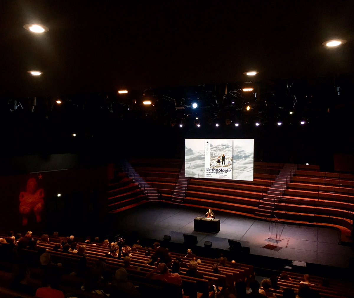 doctroptard's tweet photo. Irène Frain à la recherche des traces... À la confluence de l’histoire et de l’écrivain, en ce moment dans le théâtre Levi-Strauss du @quaibranly #WeekEndEthno https://t.co/sz5Q1Bdjml