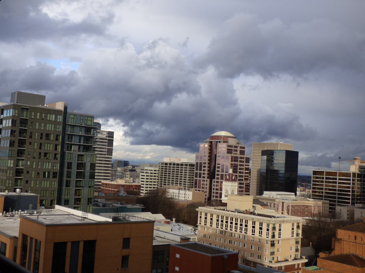 TravelerWeekend's tweet image. Heavy dark clouds with a pop of blue over !downtown #Portland

#StreetPhotographer #DayTrippingPortland @DayTrippingPort
#Travel daytrippingportland.com #PDX via @DayTrippingPort